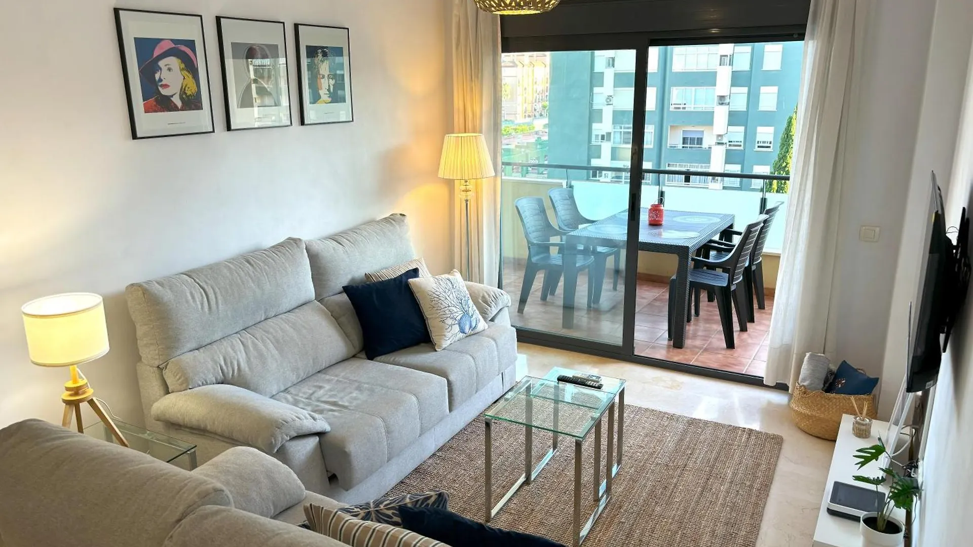 Evans Realty Bf Parking & Piscina & Terraza contacts